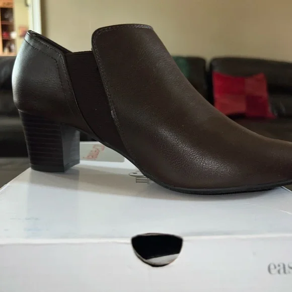 Casual Charm. Brand new, in box, East5th Chocolate ankle boot, 8.5M. Memory Foam - Picture 4 of 11